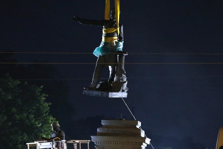 تصاویر | برچیدن مجسمه رئیس‌جمهوری دوره اتحادیه موتلفه آمریکا 